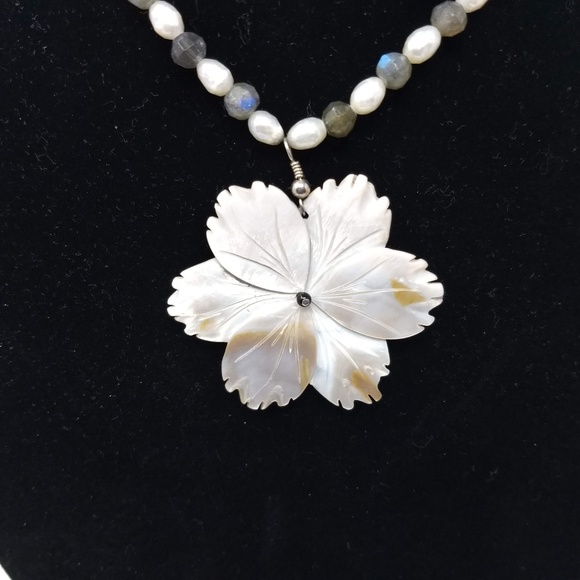 FRESHWATER AND MOTHER-OF-PEARL NECKLACE. - Picture 2 of 3